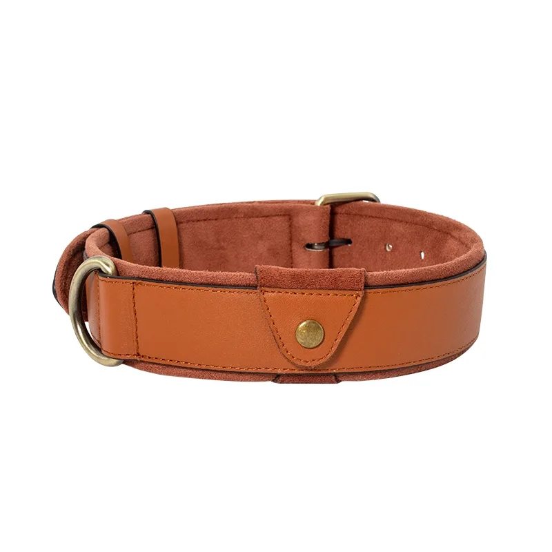 Collar de cuero para perro, marrón, con el bolsillo del AirTag cerrado